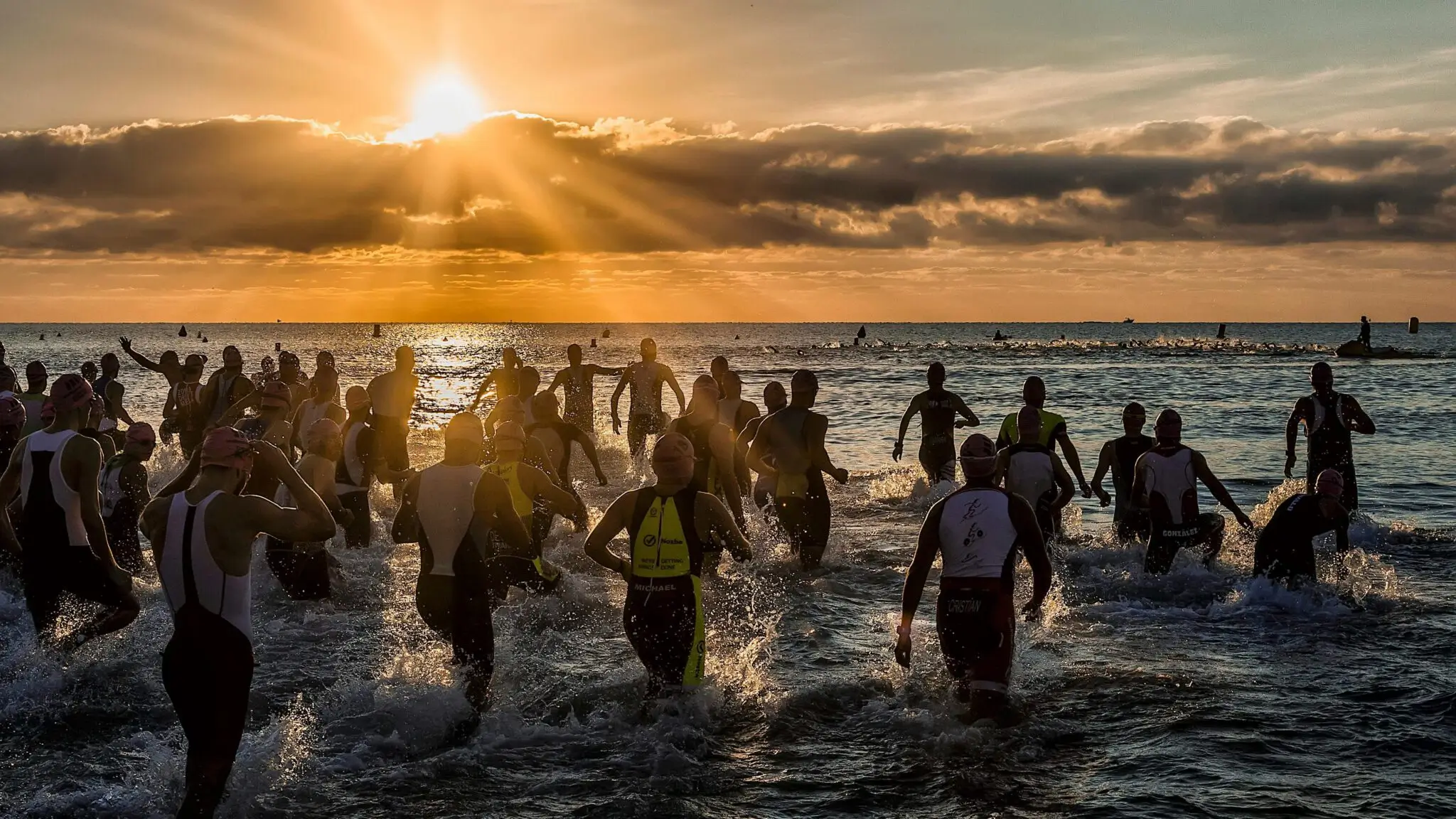 Bonnet de natation fluo orange pour la sécurité en mer
