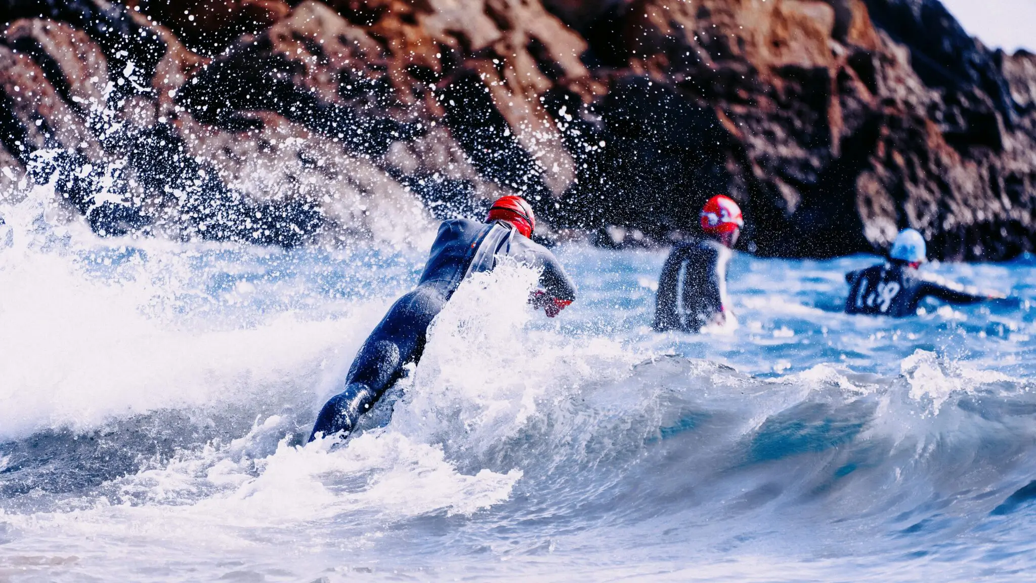 Différents bonnets de bain pour le triathlon et la nage en eau libre