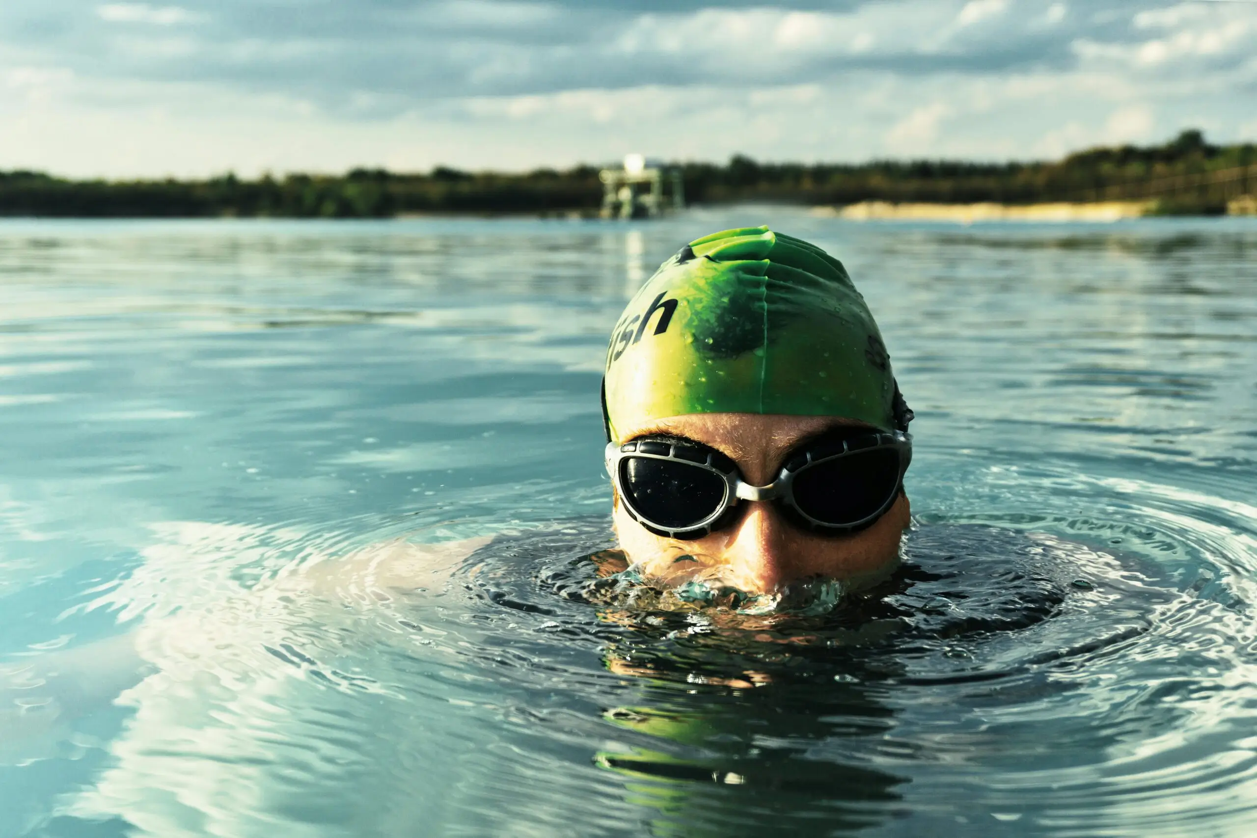porter un bonne de natation pour la nage en eau libre