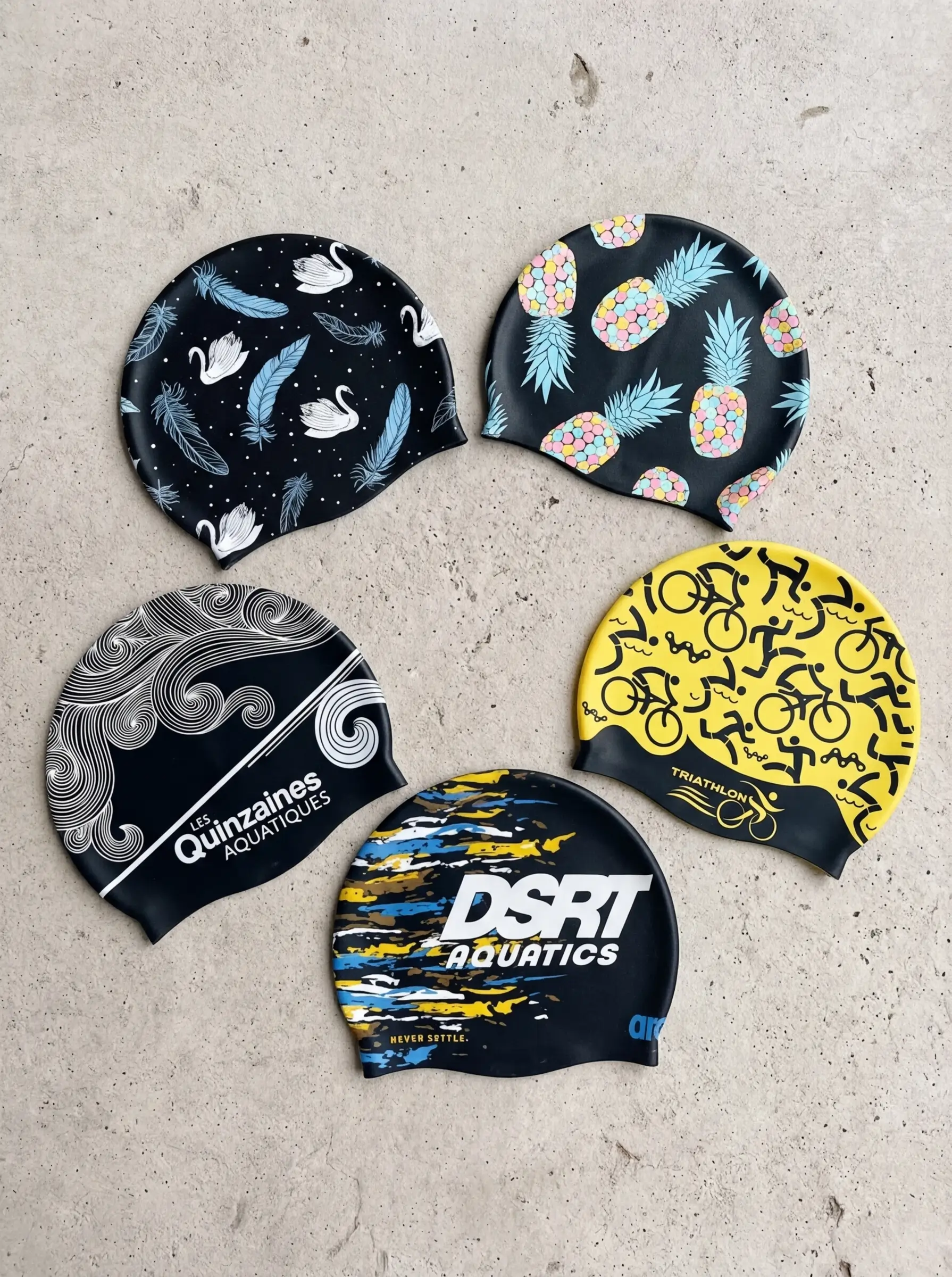 Cinq bonnets de bain fantaisie avec différents designs personnalisés