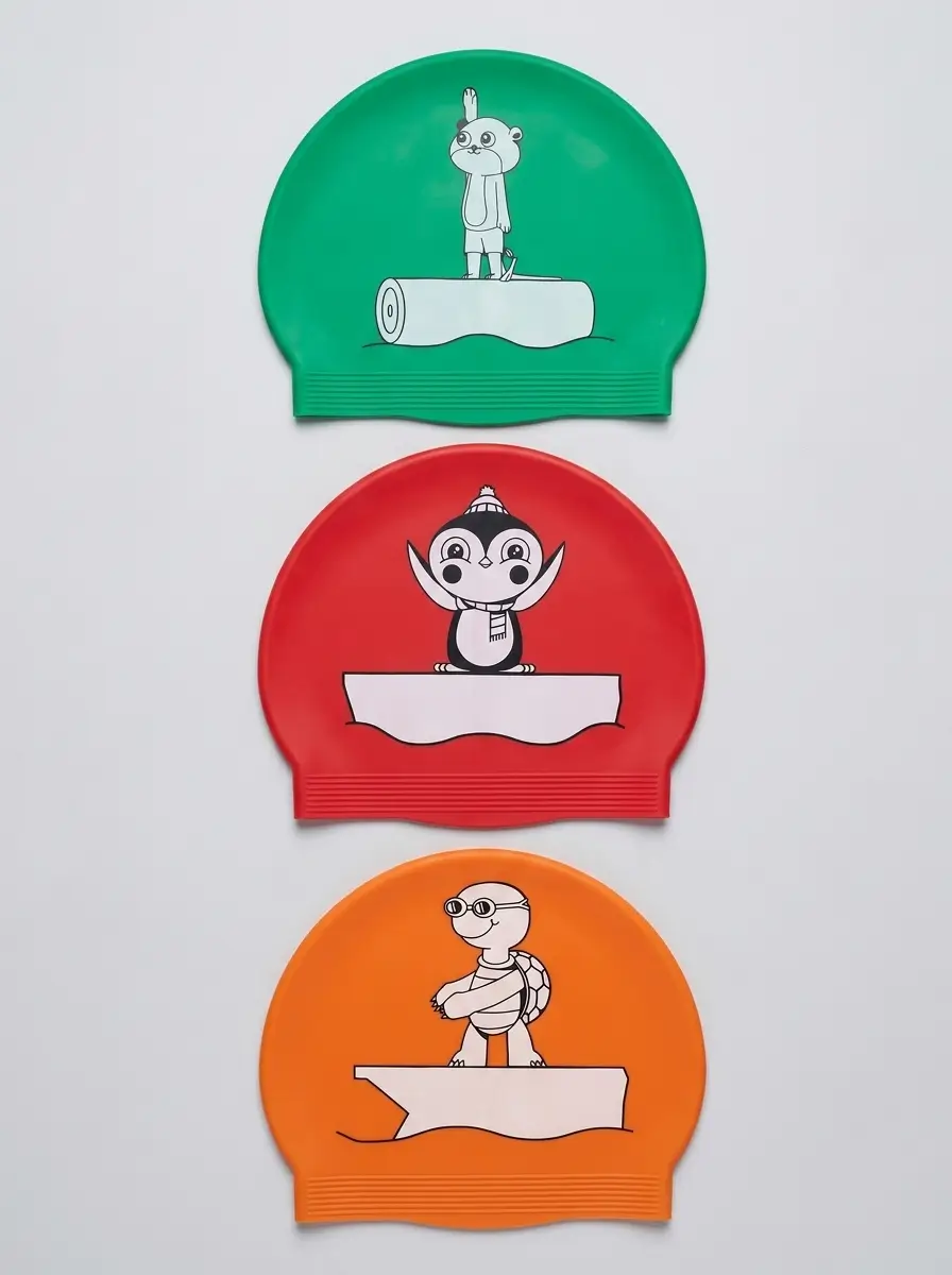 Avant-après : même logo de club en impression standard vs impression intégrale couvrant tout le bonnet