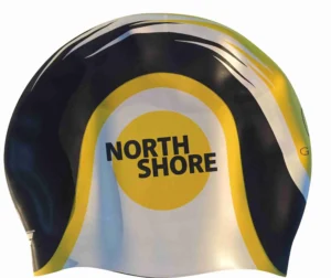 Bonnet de bain silicone volume montrant l'impression du logo à l'avant et le logo du sponsor à l'arrière